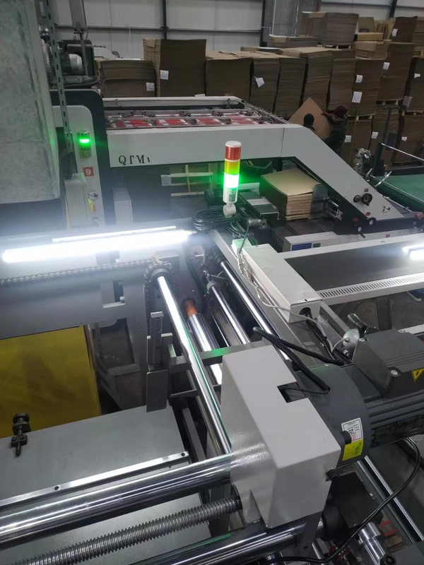 Alimentador trasero 3 capas Control del PLC de la máquina 150m/Min de la máquina laminadora de flauta de 5 capas