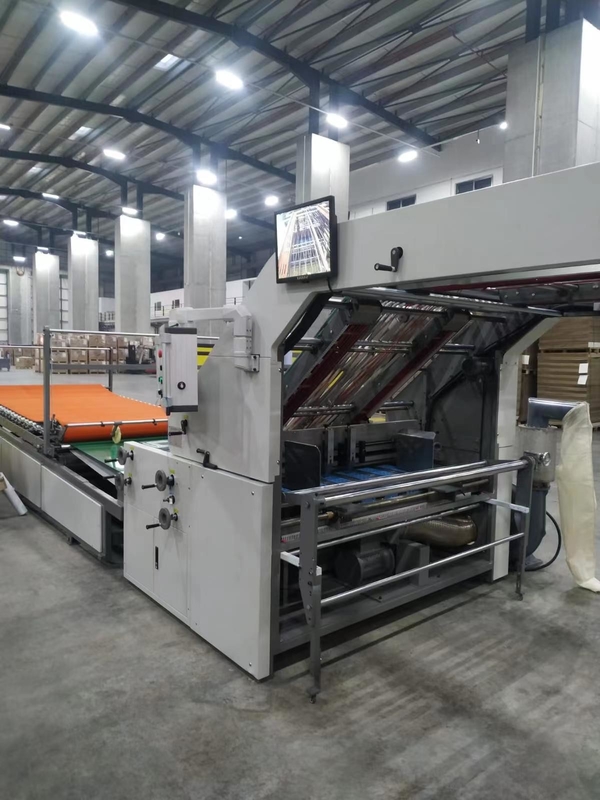 Alimentador trasero 3 capas Control del PLC de la máquina 150m/Min de la máquina laminadora de flauta de 5 capas
