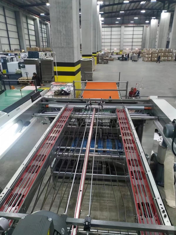 Alimentador trasero 3 capas Control del PLC de la máquina 150m/Min de la máquina laminadora de flauta de 5 capas