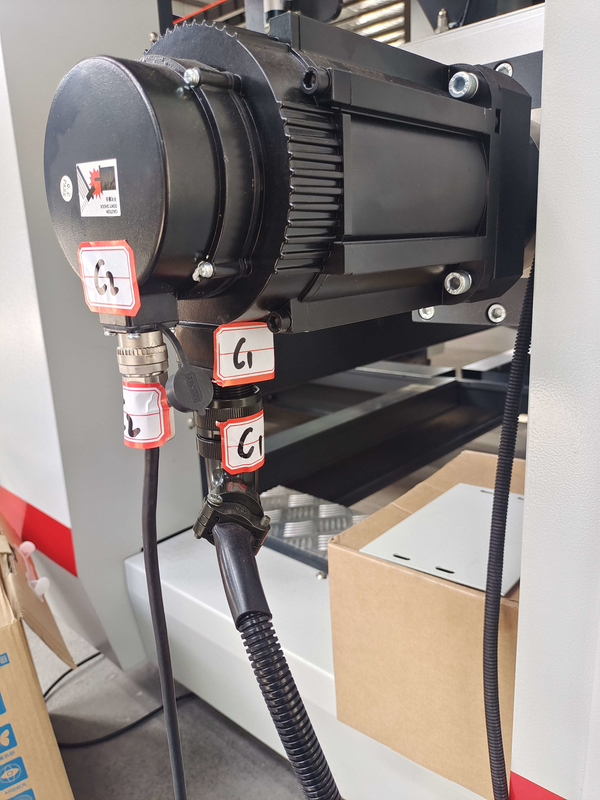 Máquina pegadora de carpetas de 420 mm-1900 mm para carpetas de cajas corrugadas con pegamento para solutos